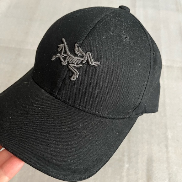 SOLD ❤️Host Picks❤️Arc'Teryx Embroidered Bird Cap Black - One Size Flexfit - Picture 3 of 6